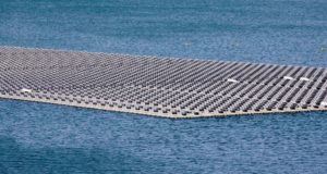 ソブラジーニョ発電所の貯水ダムに浮かぶ太陽光発電用シート（Saulo Cruz）