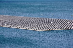 ソブラジーニョ発電所の貯水ダムに浮かぶ太陽光発電用シート（Saulo Cruz）