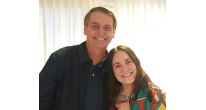 ボウソナロ氏とレジーナ(@jairbolsonaro)