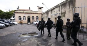 昨年１月にマナウスの刑務所制圧に入った軍警（Marcelo Camargo/Agencia Brasil）