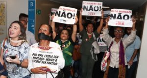 １０月３１日の下院での同法案抗議デモ（Lula Marques）