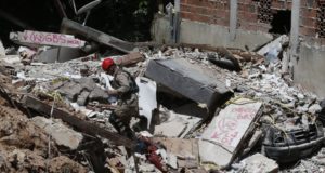 土砂や瓦礫に直撃された家屋や車の一部（Tânia Rêgo/Agência Brasil）