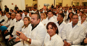 リオ・グランデ・ド・スル州に派遣されたマイス・メジコスの医師歓迎式典（２０１４年、ポルト・アレグレにて、Luciano Lanes/PMPA）
