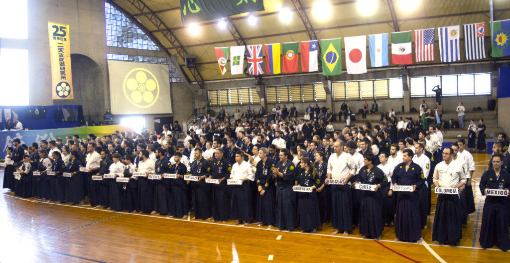 大会初日、緊張した面持ちの剣士ら