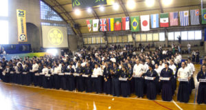 大会初日、緊張した面持ちの剣士ら