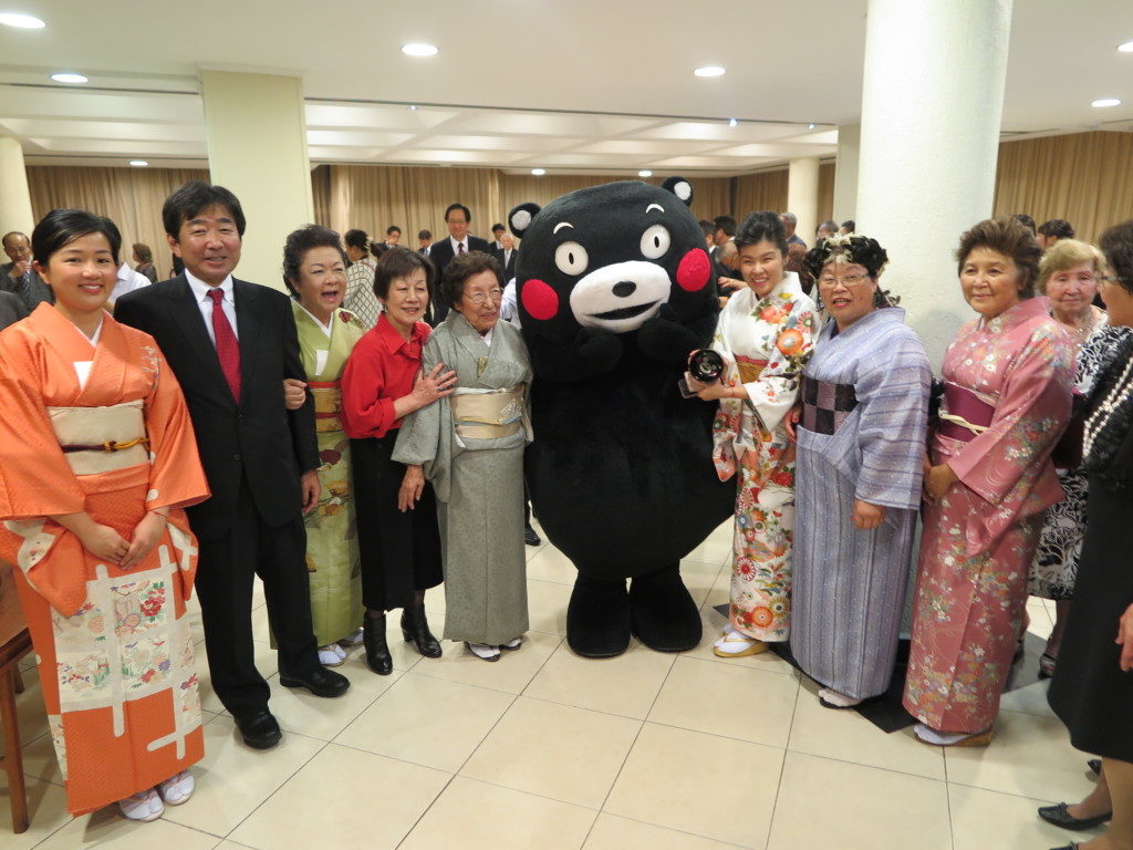 ３日版の前夜祭に和服で参加した茶道の肥後古流の皆さんらとくまモン