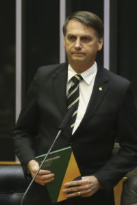 ６日に連邦議会で行なわれた憲法制定３０周年記念の慶祝議会に、憲法を手に参加したボルソナロ次期大統領（José Cruz/Agencia Brasil）