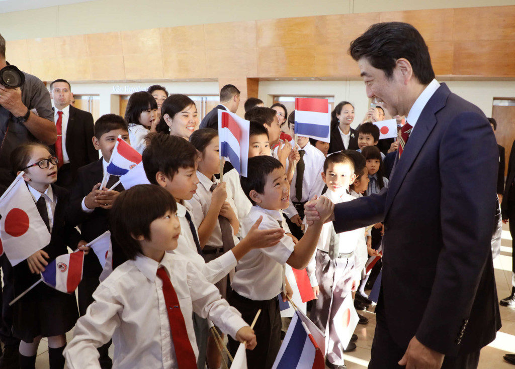 在パラグアイの日系人・在留邦人と懇談する安部総理（首相官邸ＨＰ）