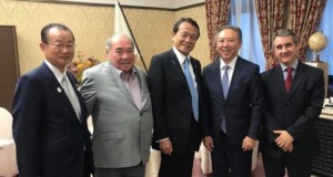 麻生副総理らと会談した飯星下議（提供写真）