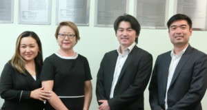 文協を訪問した小山田信さん（右から２人目）