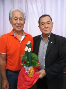 （左から）来社した秋村さん、池崎会長