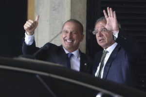 オニキス・ロレンゾーニ次期官房長官（左）と、パウロ・ゲデス次期経済相（Valter Campanato/Agencia Brasil）