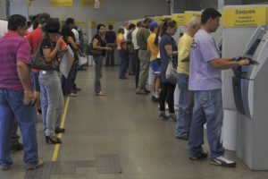 ＡＴＭの列に並ぶ人々（参考画像・Valter Campanato/Agencia Brasil）
