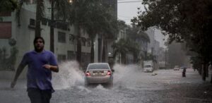 ごみ放置などで排水溝が詰まりやすいブラジルでは、極めて頻繁に大水が発生する（参考画像・Marcelo Camargo）