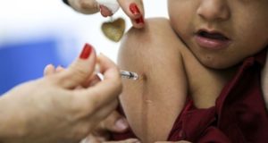三種混合の予防接種を受ける子供（Agência Brasil）