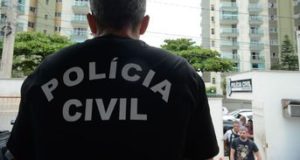犯罪組織の一斉摘発に参加した市警（Tania Rego/Agencia Brasil）