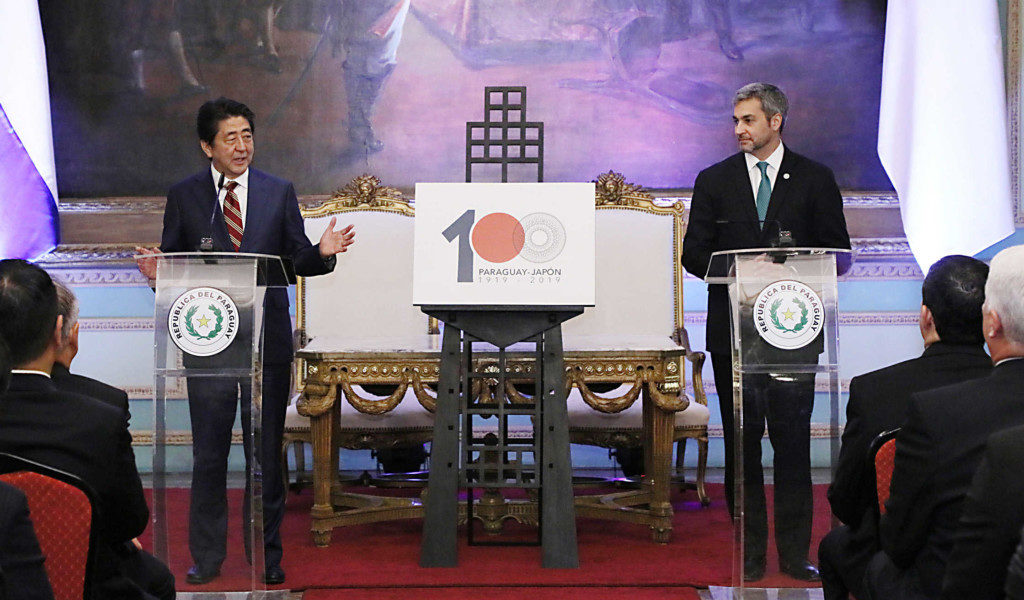 外交関係樹立１００周年記念ロゴを発表する両首脳（首相官邸ＨＰ）