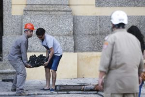 焼け跡から見つかった所蔵品を運び出す職員（Tomas Silva/Agencia Brasil）