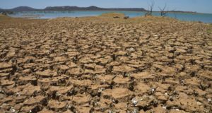 干ばつ続きで底がひび割れたソブラジーニョの貯水ダム（Marcello Casal Jr./Agência Brasil、9/12/2015)