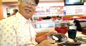 回転寿司を堪能する高齢者の健啖家（参考写真）