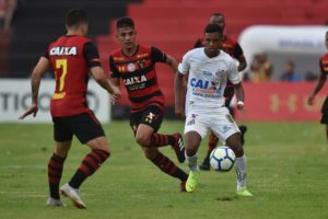ロドリゴ（白のユニフォーム）(Ivan Storti/Santos FC)