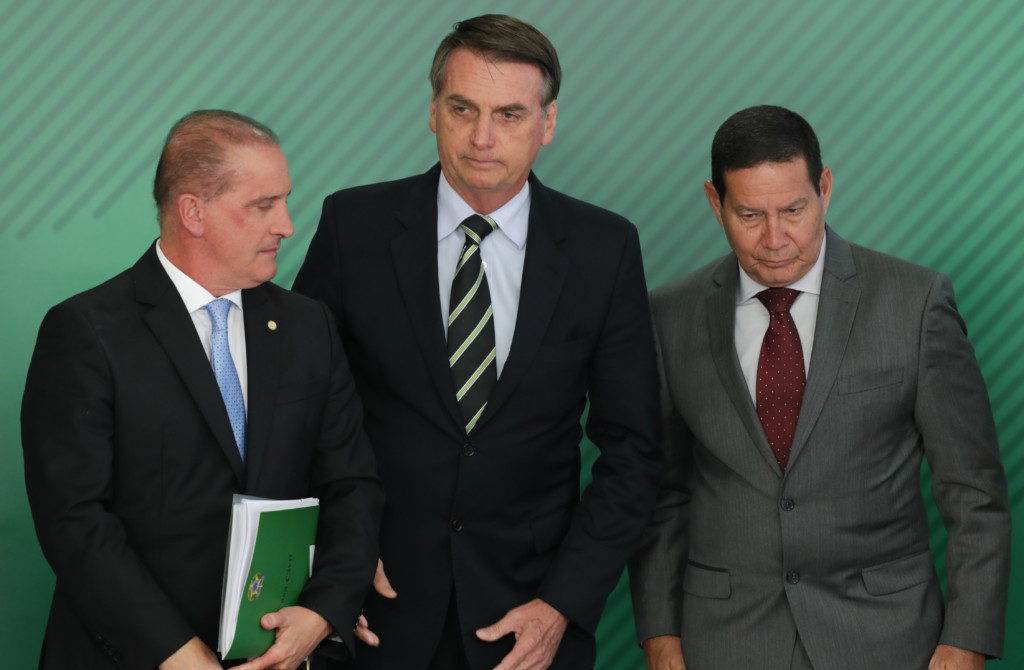 銃規制緩和の大統領令署名式典での（左から）ロレンゾーニ官房長官、ボルソナロ大統領、モウロン副大統領（Lula Marques）