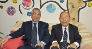来社した近沢さん、清水さん（右から）