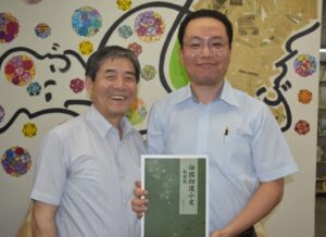 来社した蛯原前会長、小林氏（左から）