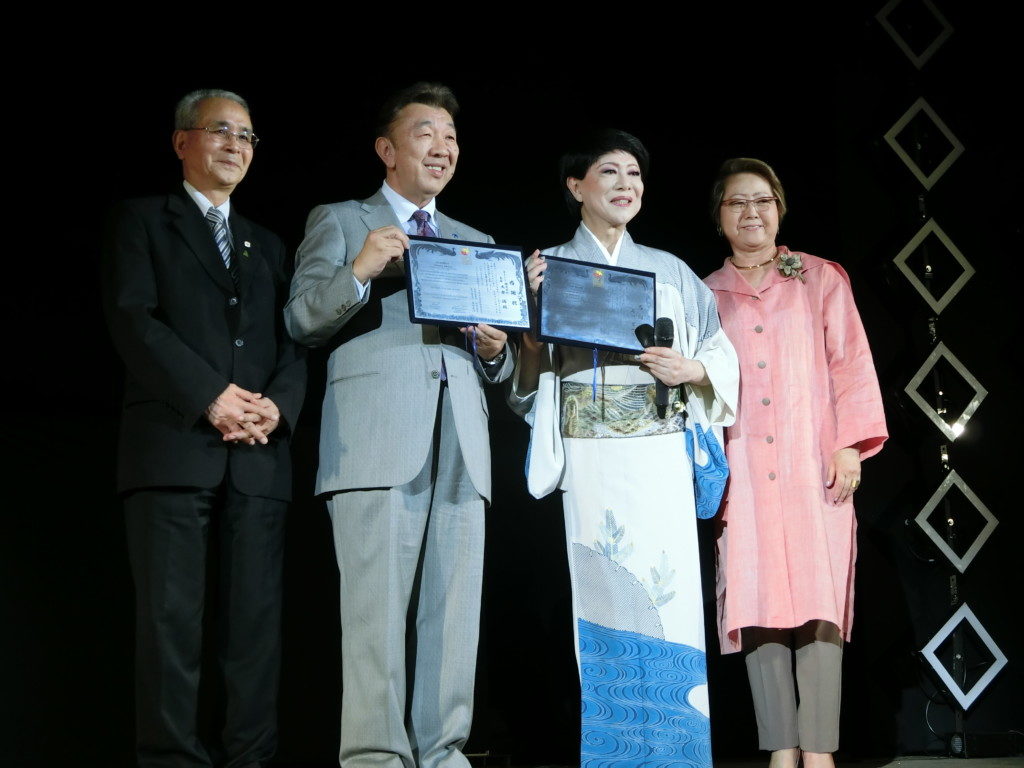 昨年の慈善ショーで、感謝状を授与された大倉会長（左から２人目、現在、業務禁止命令中）