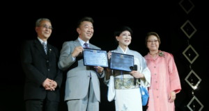 昨年の慈善ショーで、感謝状を授与された大倉会長（左から２人目、現在、業務禁止命令中）