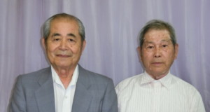 （左から）知念会長、松本副会長