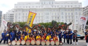 プレイベントでカリオカを魅了した龍踊り（提供・長崎県人会）