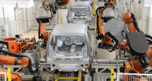 労務裁判に困って、ロボットによる組み立て工程が増えたフォルクスワーゲンの工場（Foto: Imprensa Volkswagem 21/01/2014）