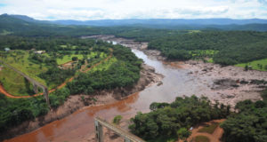鉱滓が流れ込んだパラオペバ川（Vinicius Mendonça/Ibama）