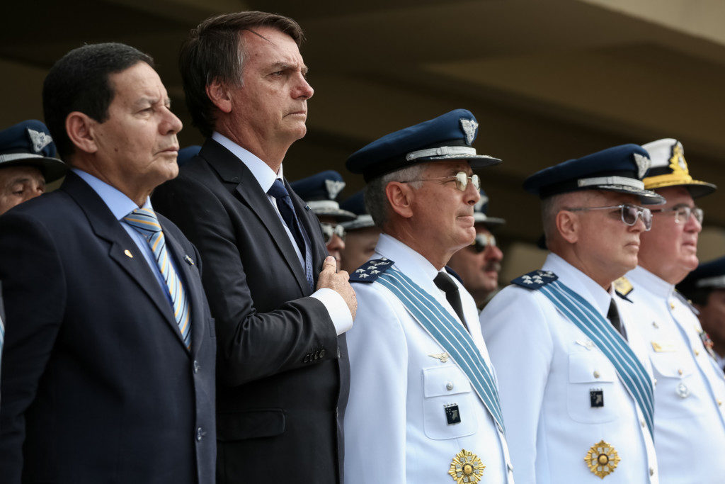 空軍総司令官交代式典に参列したボルソナロ大統領(左から２番目・Marcos Correa/PR)
