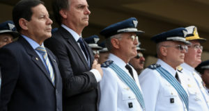 空軍総司令官交代式典に参列したボウソナロ大統領(左から２番目・Marcos Correa/PR)