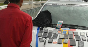 携帯電話を盗んで逮捕された、１５歳の少年（Policia Militar）