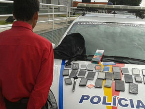 携帯電話を盗んで逮捕された、１５歳の少年（Policia Militar）