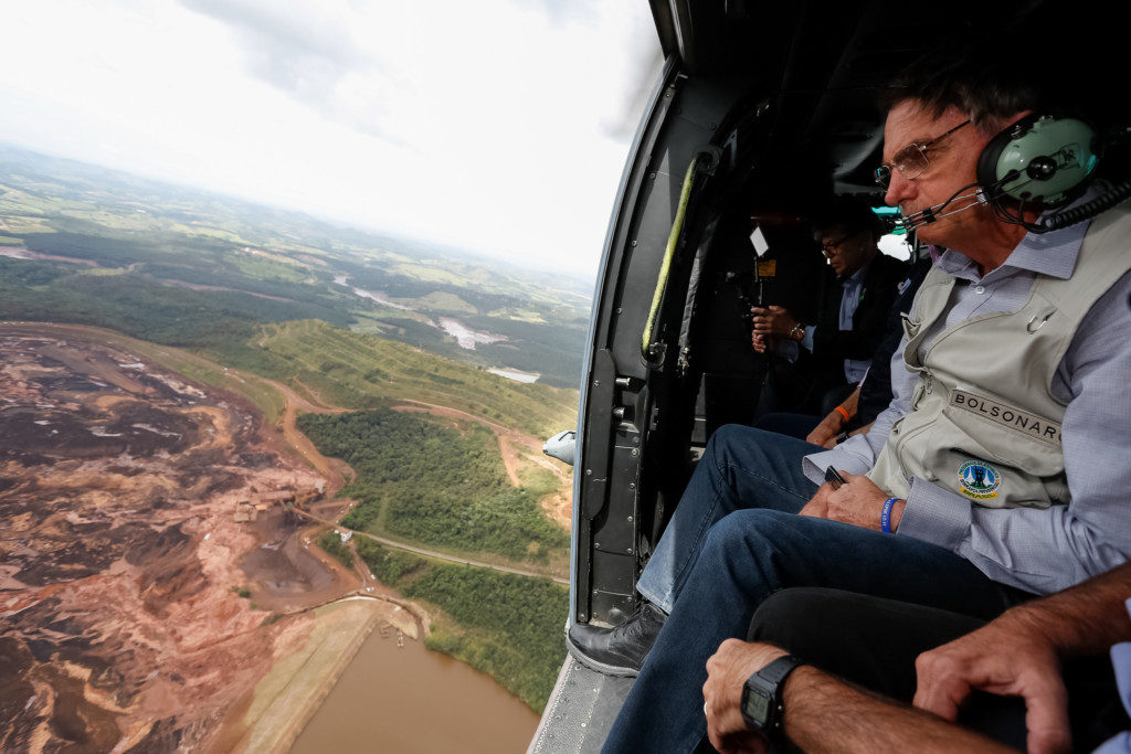 上空から事故現場を視察する、ボルソナロ大統領（Isac Nobrega/PR）