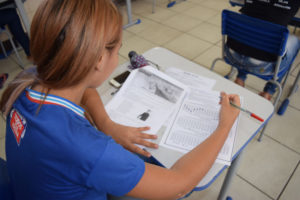 Ｅｎｅｍ受験に向けて勉強する生徒（参考画像・Suami Dias/GOVBA）