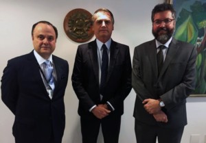 （右から）後任のＡＰＥＸ会長となったヴィラウヴァ氏と、ボルソナロ大統領、アラウージョ外相（Jair Bolsonaro/Redes Sociais）