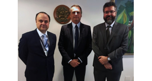 （右から）後任のＡＰＥＸ会長となったヴィラウヴァ氏と、ボウソナロ大統領、アラウージョ外相（Jair Bolsonaro/Redes Sociais）