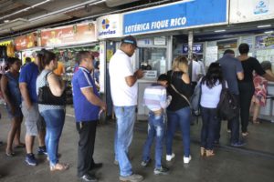 大晦日も抽選直前まで大勢の購入希望者が宝くじ売り場に列を作った（Antonio Cruz/Ag. Brasil）