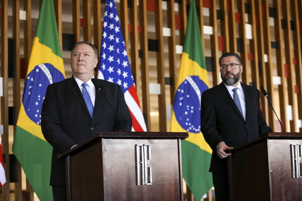２日に共同記者会見を行った、ブラジのアラウージョ外相(右)と米国のポンペオ務長官（Marcelo Camargo/Ag. Brasil）