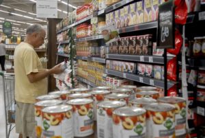 スーパーで商品を選ぶ高齢者(参考画像・Arquivo/Ag. Brasil)