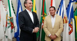 ダヴォス出立前のボウソナロ大統領（左）と大統領職を代行するモウロン副大統領（Alan Santos/PR）