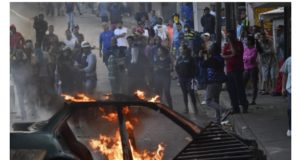 国家警備隊のビデオに応答し、軍兵士らの接近を阻止するために車に火を放つなどの抗議行動を行ったベネズエラの人々（２１日付Ｇ１サイトの記事の一部）