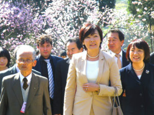 ２０１４年８月２日、サンパウロ市イタケーラ区のカルモ公園でブラジル桜イペー連盟が開催した『第３６回桜祭り』に出席した安倍昭恵首相夫人