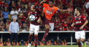 フラメンゴとアトレチコ・パラナエンセ、どちらの胸にもＣＡＩＸＡの文字が（Flamengo）