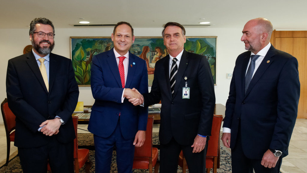 左から、ブラジルのエルネスト・アラウージョ外相、ベネズエラのマルチン最高裁長官、ボルソナロ大統領、シノシ米州機構補佐官（Alan Santos/PR）